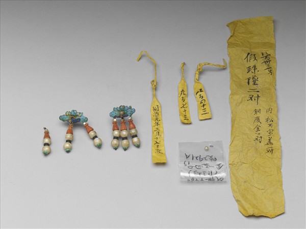 銀鍍金點翠嵌珠寶荷葉耳墜