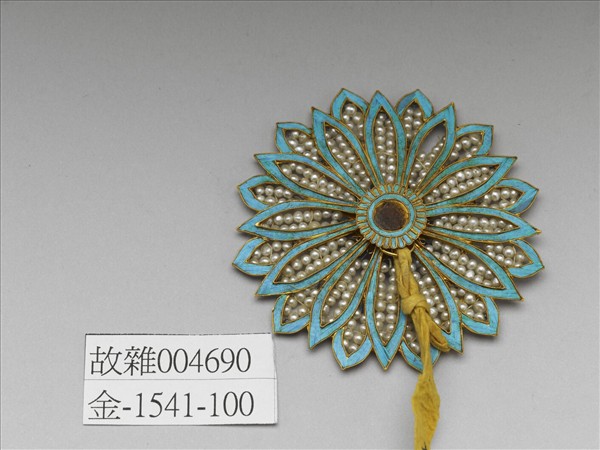 點翠嵌珠菱花結子