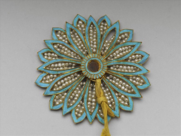 點翠嵌珠菱花結子