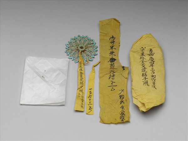 點翠嵌珠菱花結子