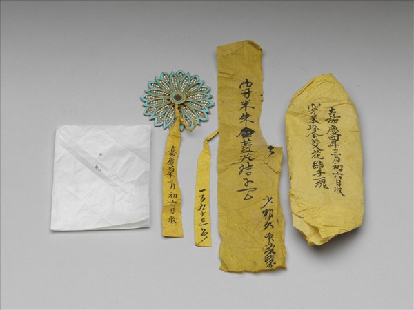 點翠嵌珠菱花結子