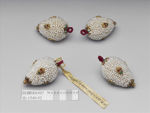 緝米珠嵌寶石回鈕（一組4個）