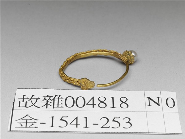 金纍絲嵌珠耳環