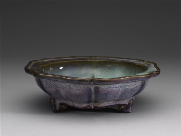 鈞窯 葡萄紫釉葵花式盆托