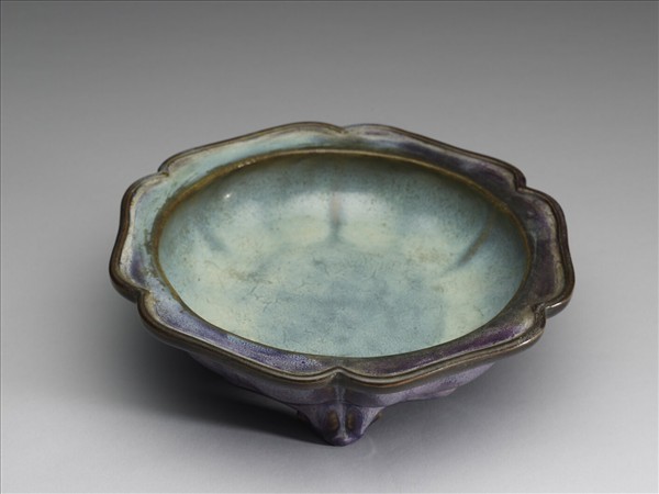 鈞窯 葡萄紫釉葵花式盆托