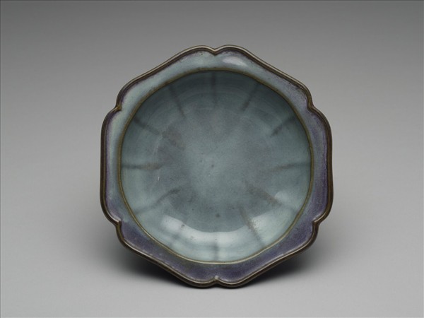 鈞窯 葡萄紫釉葵花式盆托
