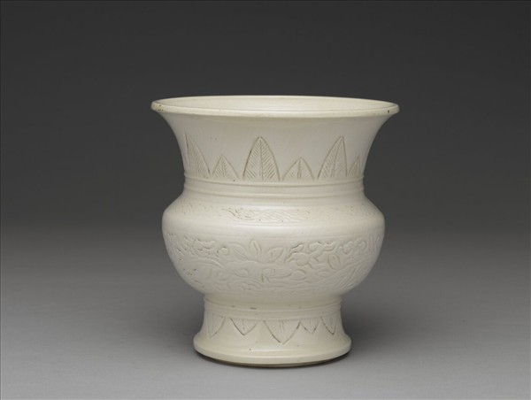 臨川窯 白瓷劃花靈芝紋渣斗