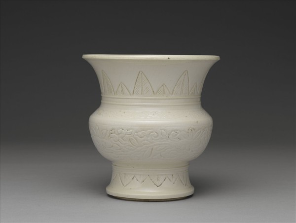 臨川窯 白瓷劃花靈芝紋渣斗