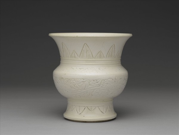 臨川窯 白瓷劃花靈芝紋渣斗