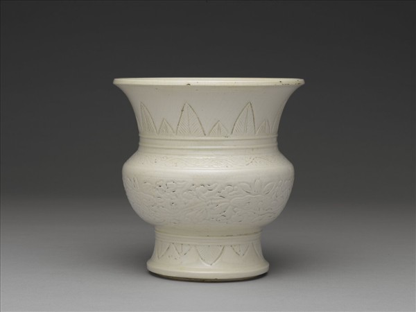 臨川窯 白瓷劃花靈芝紋渣斗