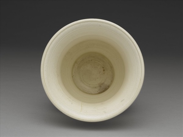 臨川窯 白瓷劃花靈芝紋渣斗