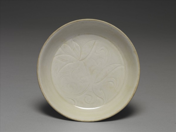 定窯 白瓷劃花蓮花紋碟