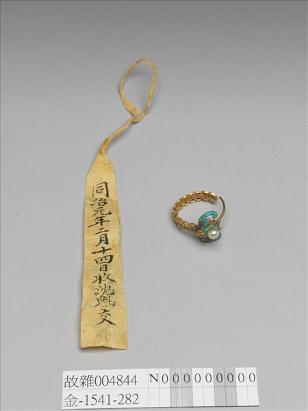 金點翠嵌珠蝠在眼前耳環