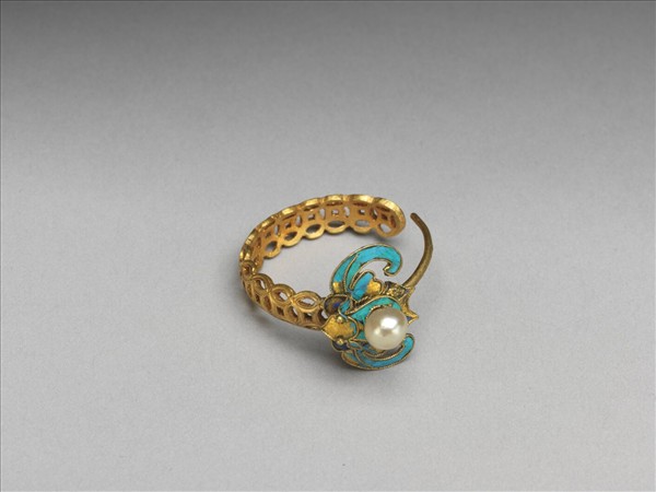 金點翠嵌珠蝠在眼前耳環