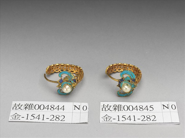 金點翠嵌珠蝠在眼前耳環