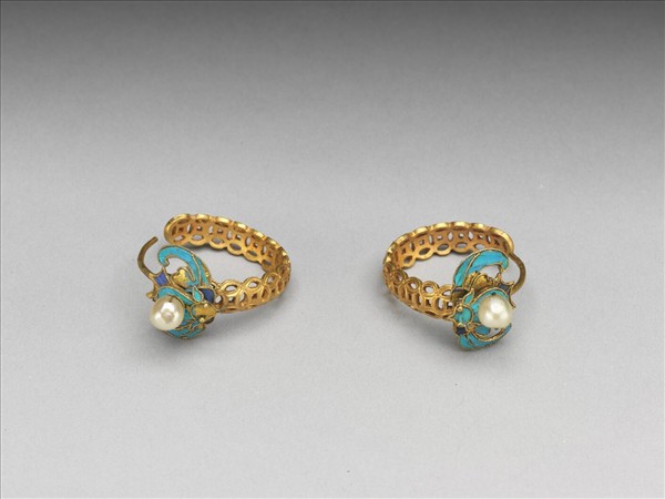 金點翠嵌珠蝠在眼前耳環