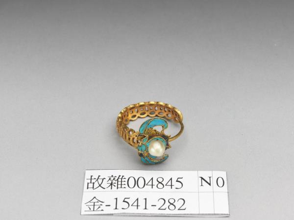 金點翠嵌珠蝠在眼前耳環