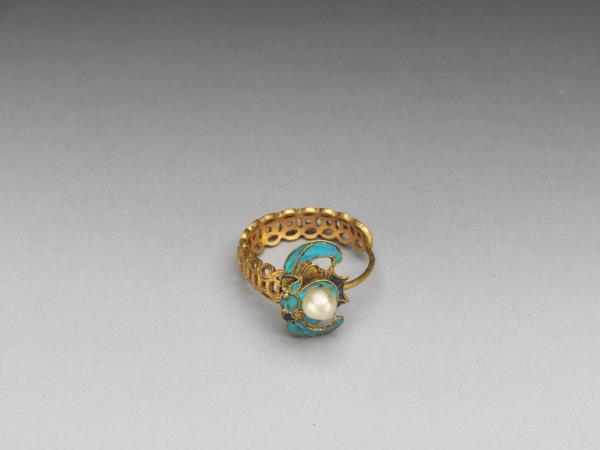 金點翠嵌珠蝠在眼前耳環