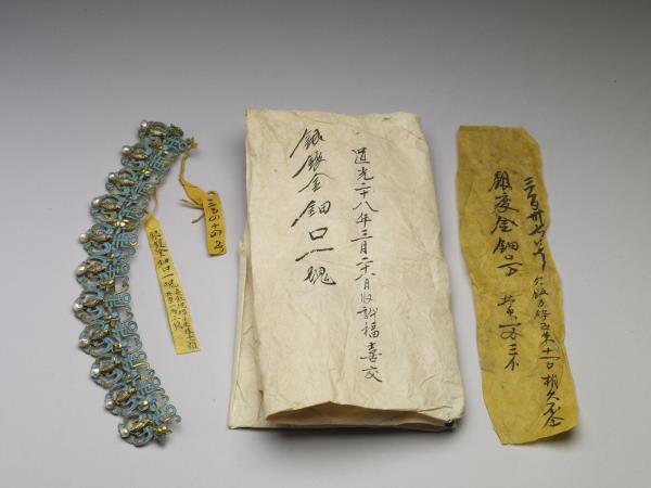 【銀】　★ 官品 銀鍍金嵌翡翠圧襟三件套 ★　清朝期　花卉 累糸文様　雅玩雑項 銀】 ☆ 官品 銀鍍金嵌翡翠圧襟三件套 ☆ 清朝期