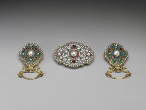 嵌珠寶扣帶頭與帶版