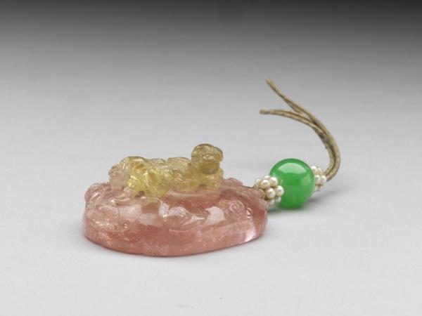 碧璽巧雕雙獅佩