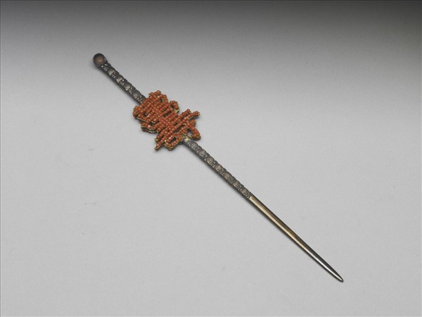 銀鍍金嵌珊瑚珠「萬壽」耳挖簪