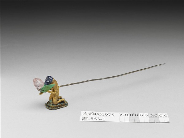 金纍絲嵌寶石獼猴獻桃簪