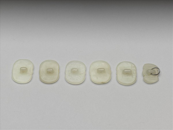 玉蝙蝠鈕扣（六枚）