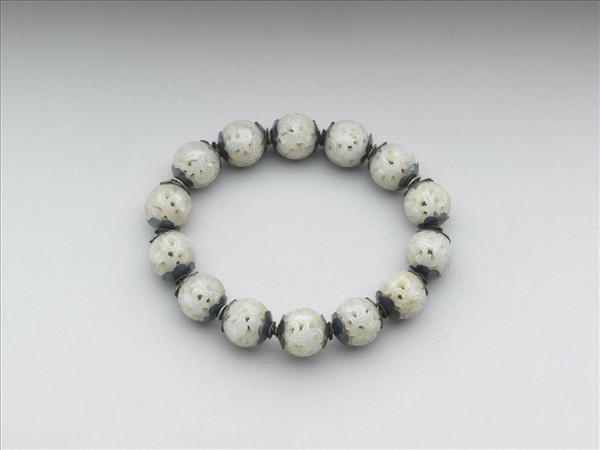 玉鏤空卷草紋手串