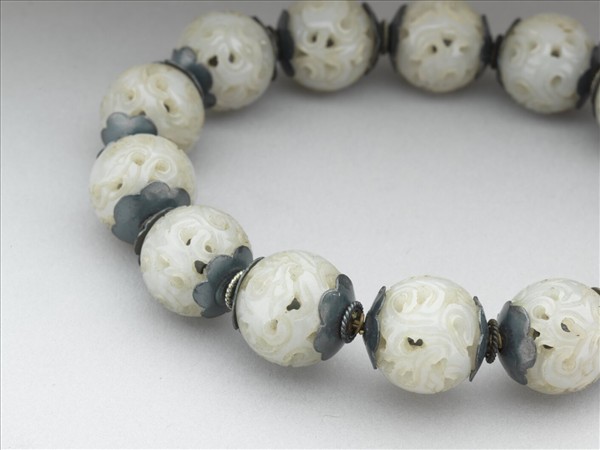 玉鏤空卷草紋手串