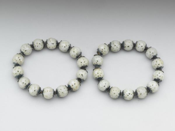 玉鏤空卷草紋手串