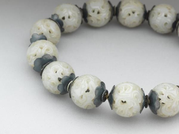 玉鏤空卷草紋手串