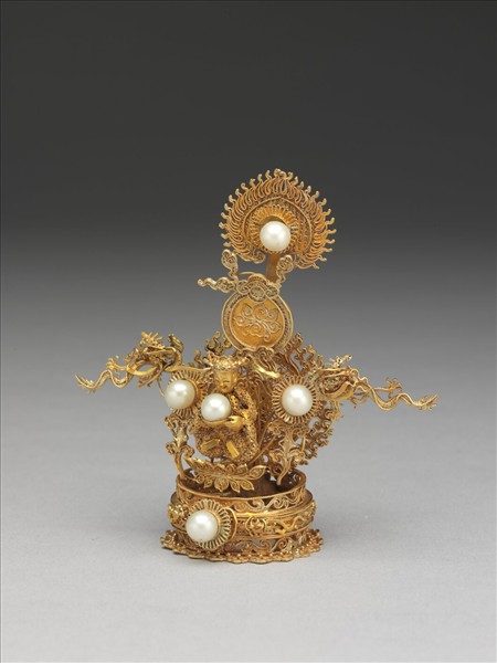 夏朝冠冠前金佛