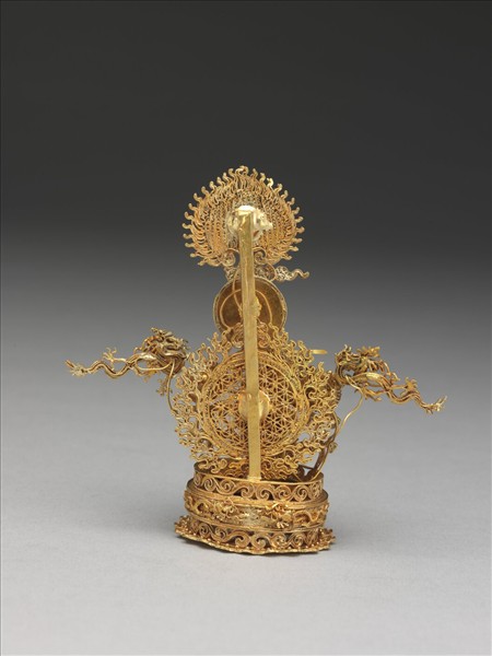 夏朝冠冠前金佛