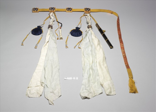 金嵌青金石龍紋方版朝帶