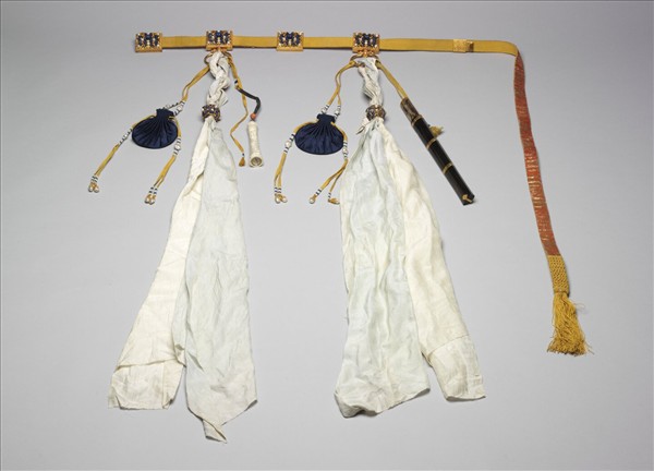 金嵌青金石龍紋方版朝帶