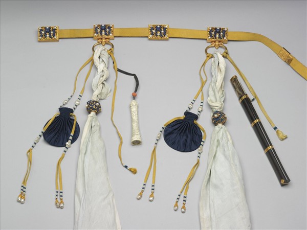 金嵌青金石龍紋方版朝帶