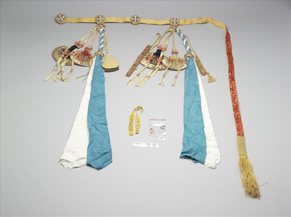 金嵌寶石帶頭朝帶