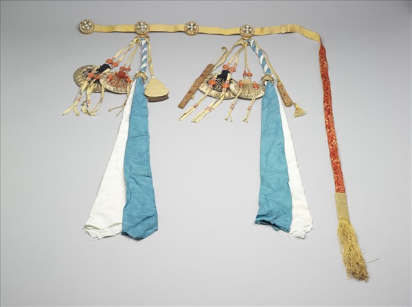 金嵌寶石帶頭朝帶