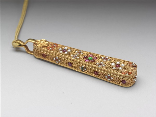 金嵌寶石帶頭朝帶