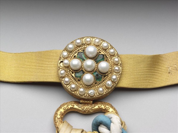 金嵌寶石帶頭朝帶