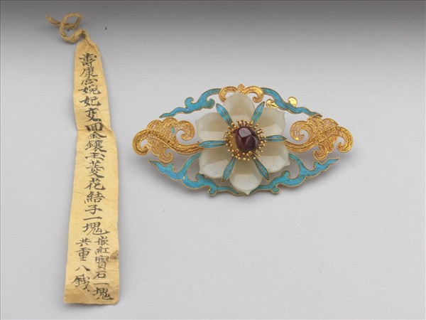 金鑲玉菱花結子