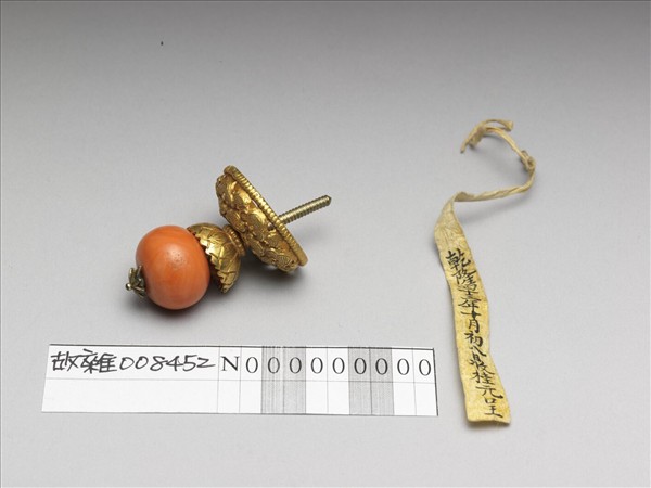 金鑲珊瑚吉服冠頂