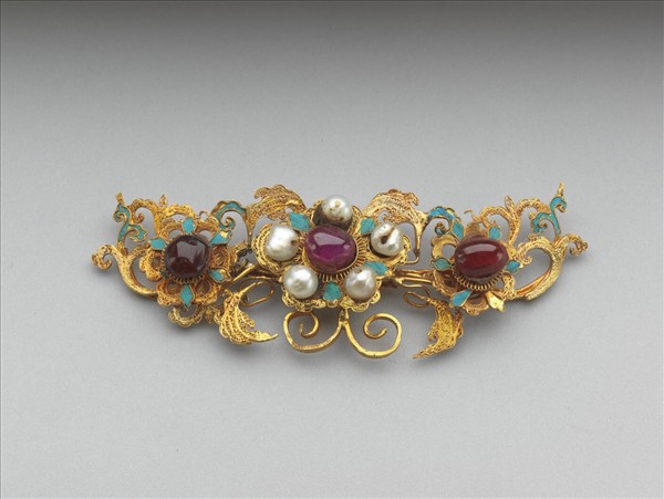 金嵌寶石梅花結子