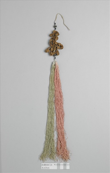 檀香木鏤空松鼠葡萄春字佩