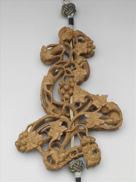 檀香木鏤空松鼠葡萄春字佩