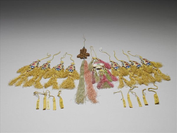 檀香木鏤空松鼠葡萄春字佩