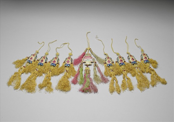 檀香木鏤空松鼠葡萄春字佩