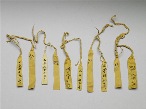 檀香木鏤空松鼠葡萄春字佩