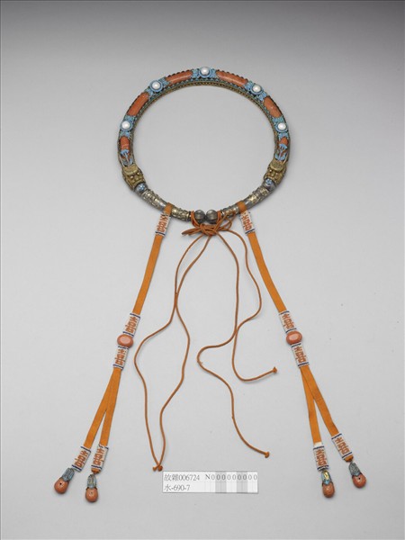 金點翠嵌珊瑚米珠領約